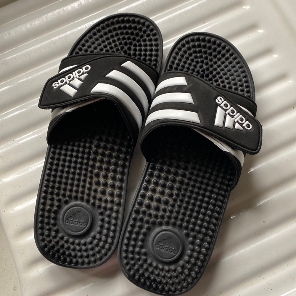 Adidas Adissage slides. Men’s 8/Women’s 9